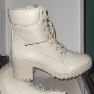Women boots size 8.5 never worn perfect good shape color off cream white
